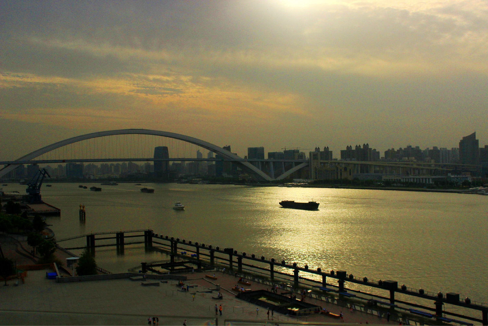 ">上海 /a>的地标 a target="_blank" href="/item/河流/16002658"