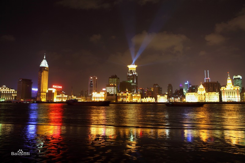 黄浦江与周边建筑的图片