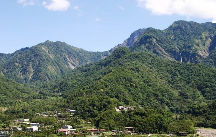  p>蒲城丰山位于陕西省蒲城县城西北15公里,因唐睿