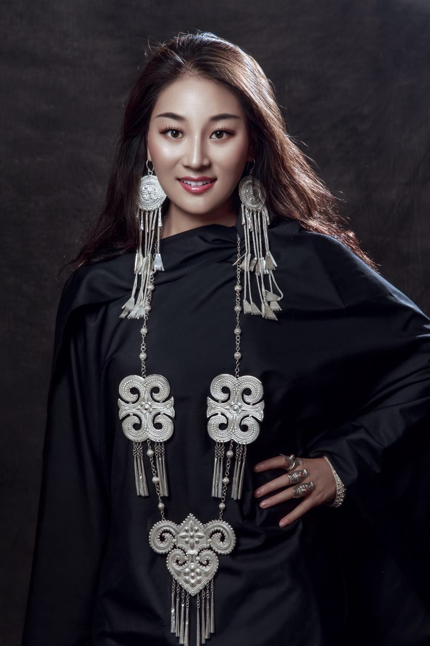 彝族 /a>歌手,出生于四川 a target="_blank" href="/item/凉山州