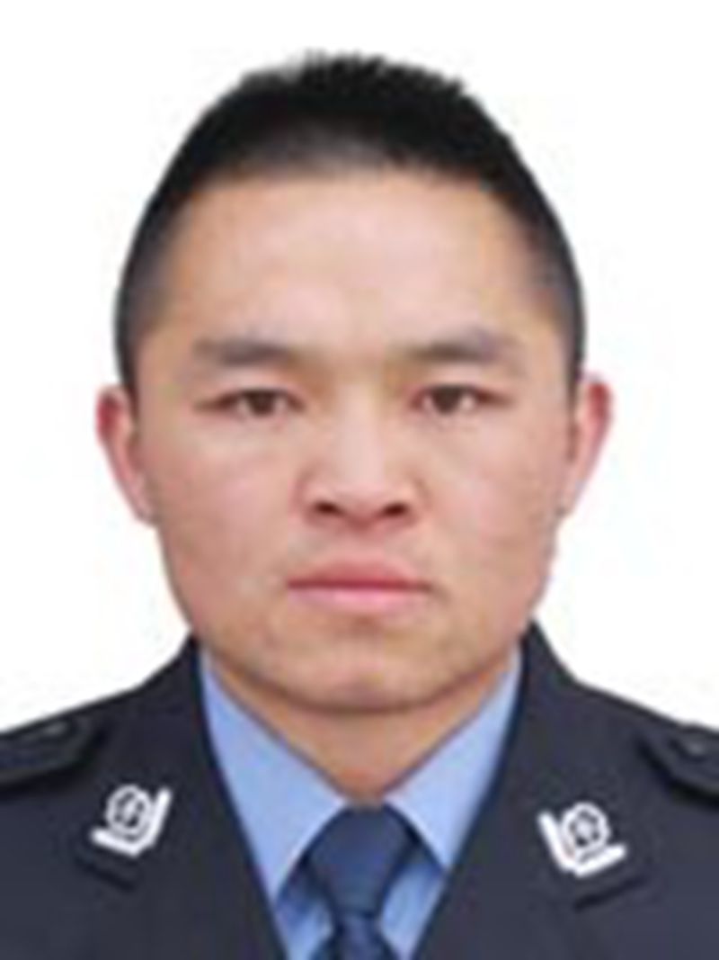 大专学历,三级警司警衔,生前系新疆维吾尔自治区喀什地区叶城县公安局
