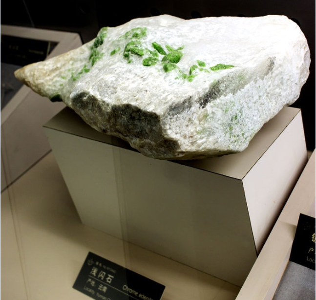  p>浅闪石(edenite)为一种角闪石族矿物.