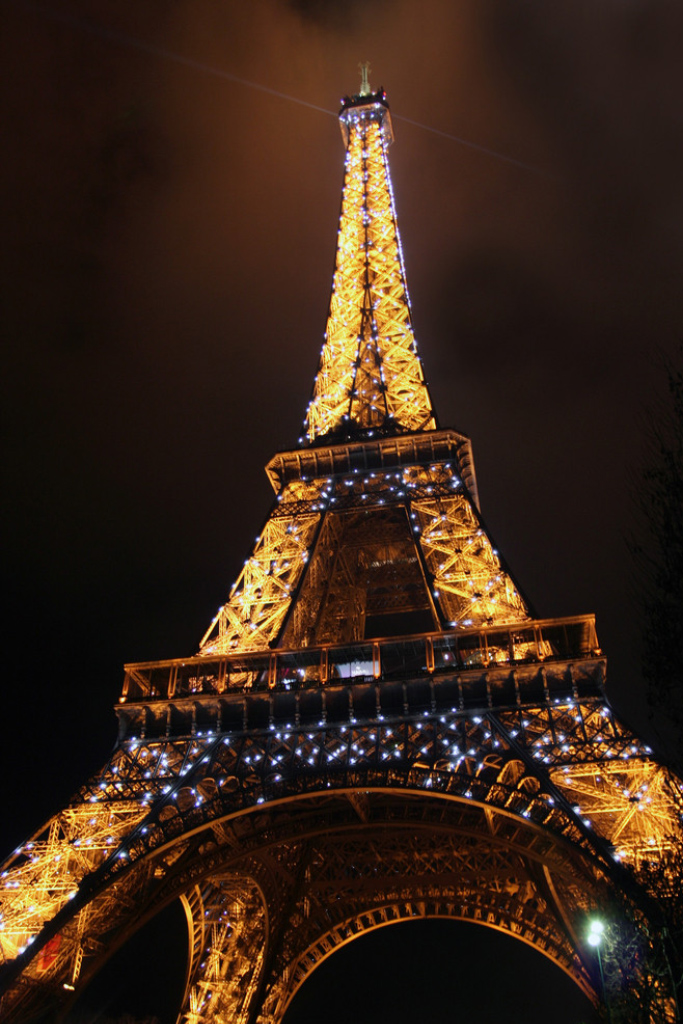  p>埃菲尔铁塔( i>法语:la tour eiffel;英语:the eiffel tower /i>)