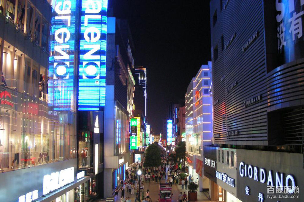  p>江汉路步行街是中国最长的步行街,有"天下第一步行街"的美誉,位于