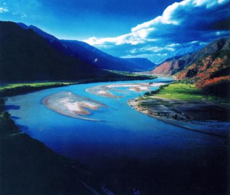  p>长江(英文名称:the changjiang river/the yangtze river)发源于"