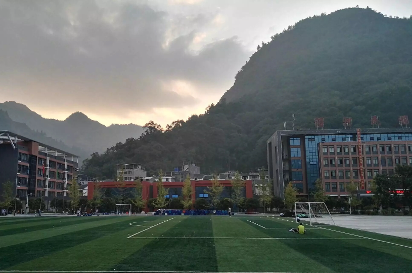沿河民族中学