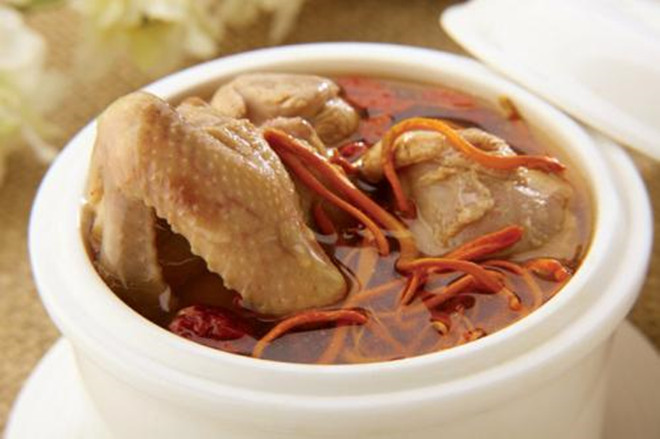冬虫草炖鸡汤含有非常丰富的营养,经常喝冬虫草炖鸡汤可以起到补气和