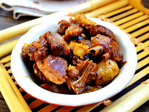  p>香芋焖鸭肉是一道由芋头,腊鸭腿等原料制作而成的菜品. /p>