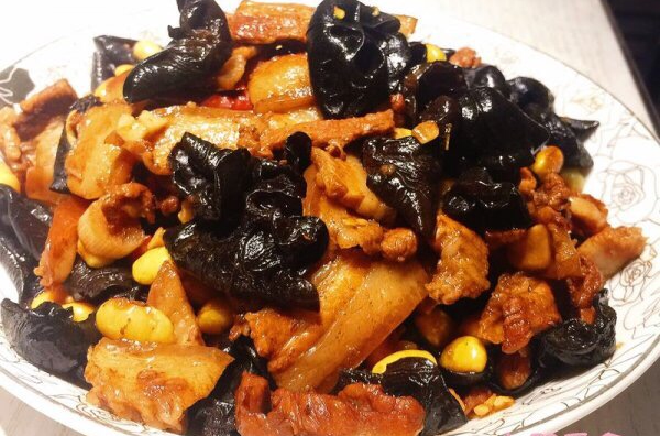 黑木耳炒五花肉