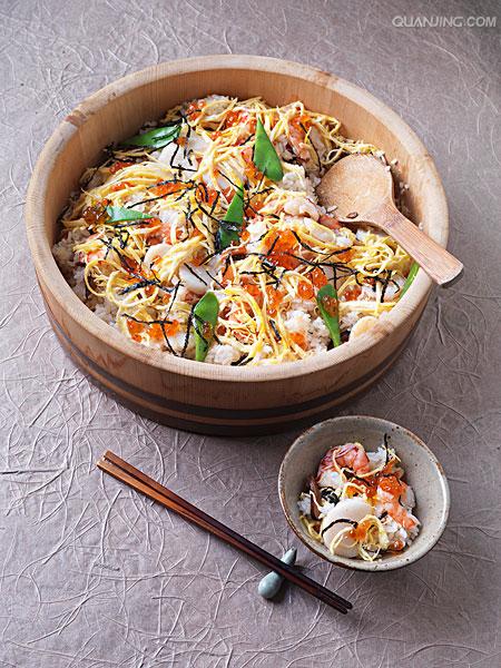 n五目散寿司(五目ちらしすし),常见于关西地区,配料拌进盛在碗里的