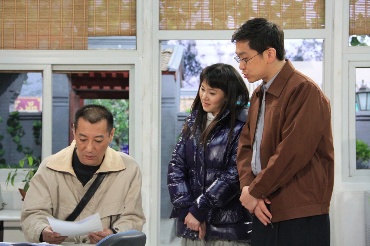 情景喜剧形式,展现了北京后海附近的一条胡同——后街头条胡同居委会
