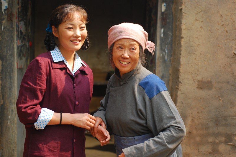 的现代豫剧外景电影《尘封的军功章》,王建伟执导,贾璐编剧,张宝英