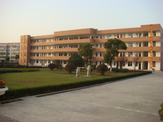  p>扬州市江都区空港中学是2013年7月由原江都区洋浦中学和江都区丁沟