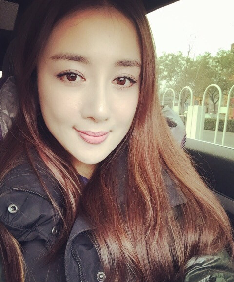  p>李依晓 i>(原名李烁), /i>1983年2月2日出生于辽宁省锦州市,毕业于