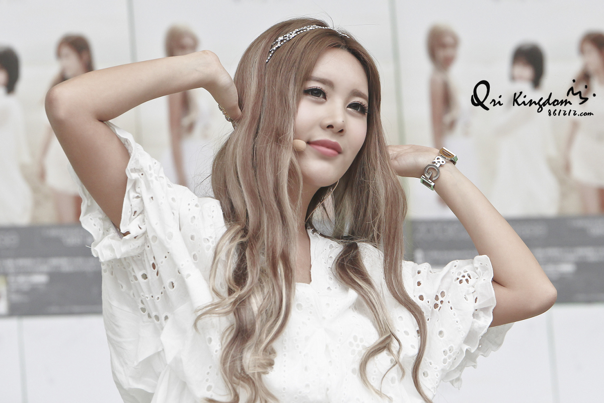 年12月12日出生于韩国京畿道高阳市,毕业于明知大学视觉艺术及戏剧系