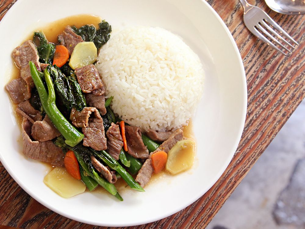  p data-id="gn80a3im7e">菜远牛肉饭是一道碟头饭,因其做法简单,上菜