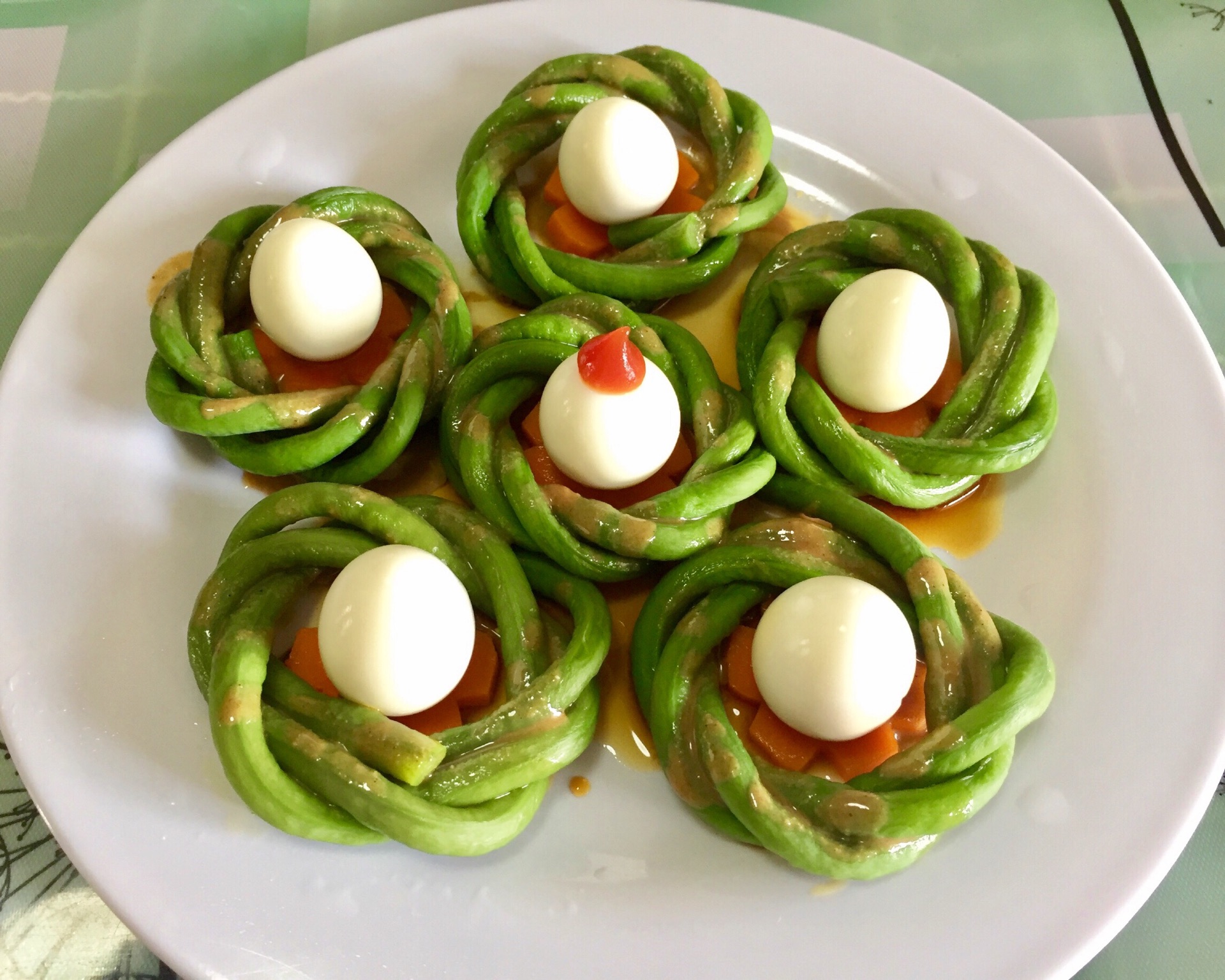 六月鲜鹌鹑蛋是一道由鹌鹑蛋,六月鲜红烧酱油等食材制成的美食