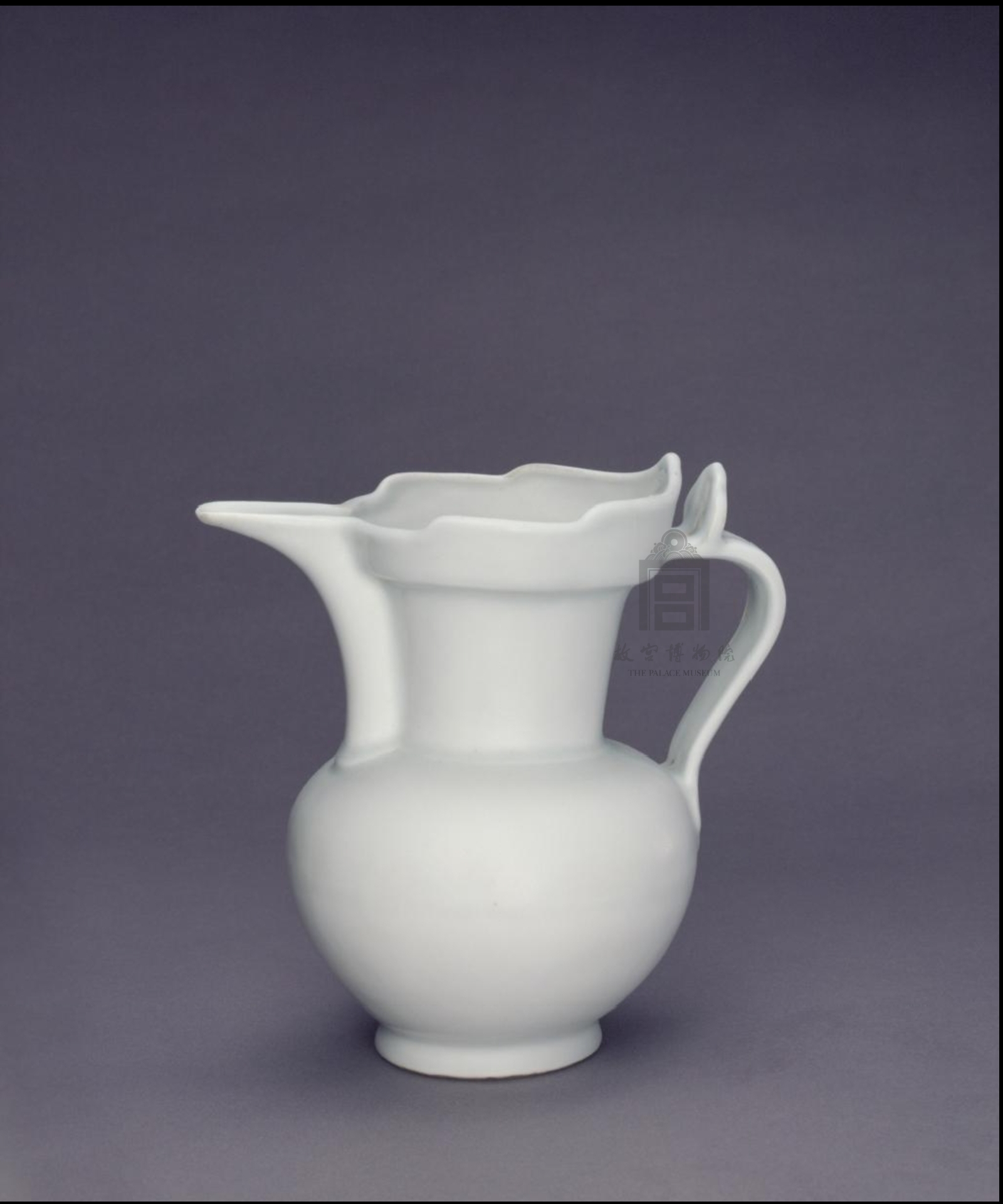 甜白釉僧帽壶