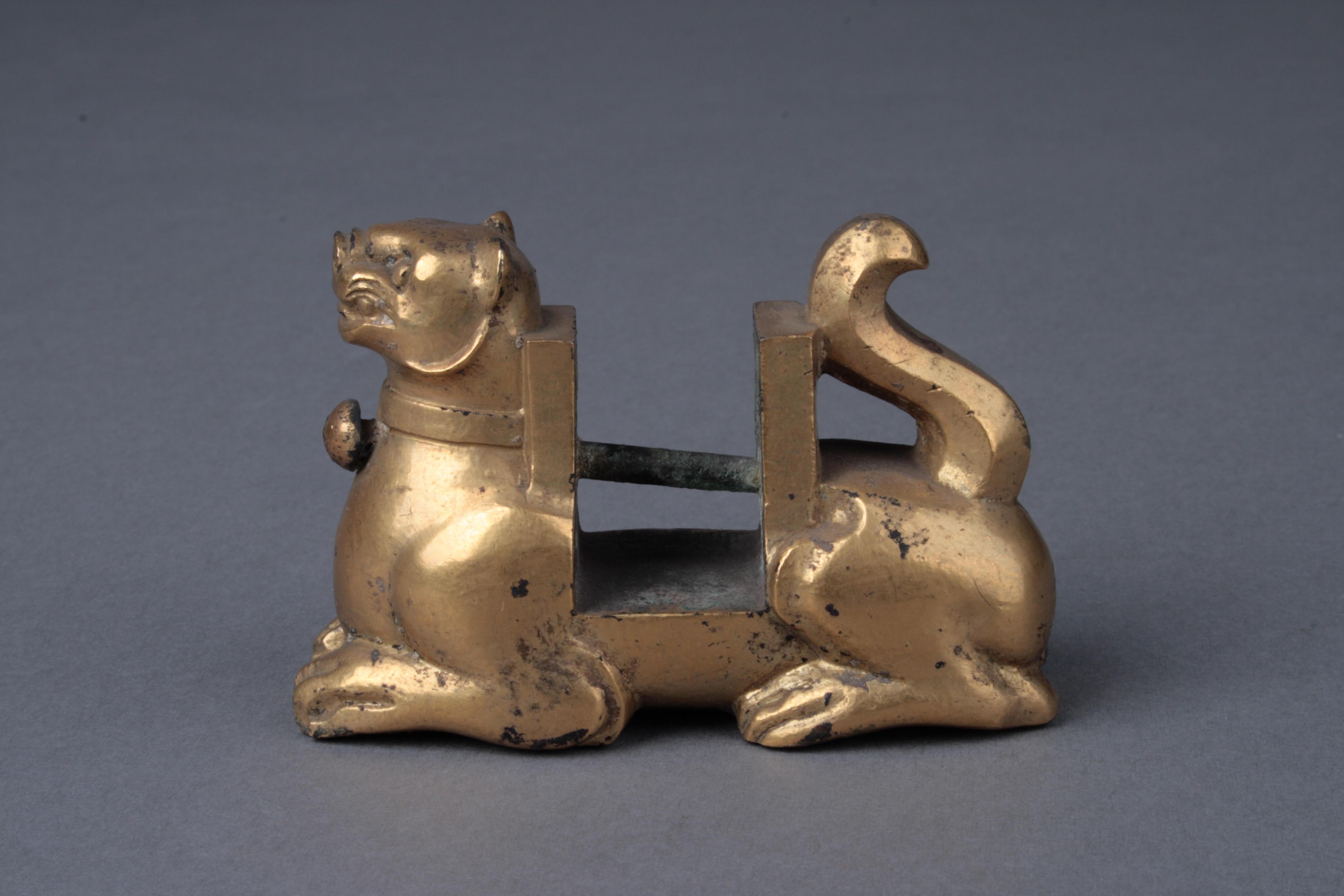 西汉鎏金虎形铜器座