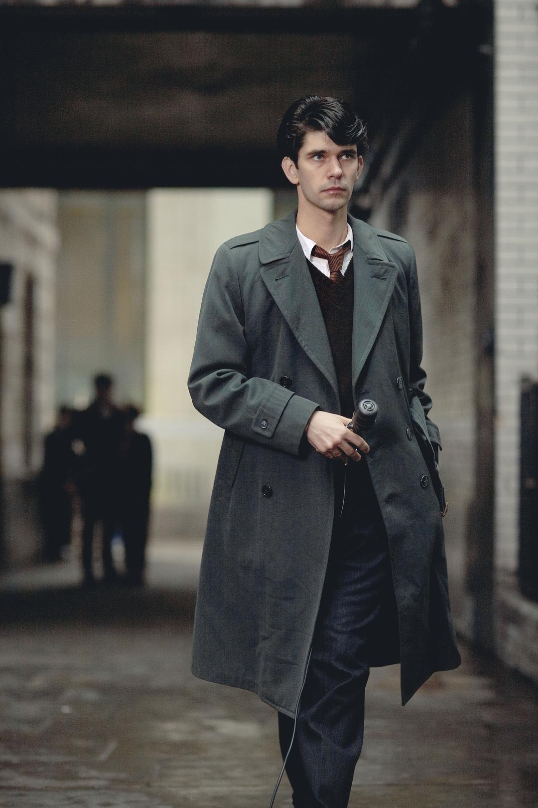 年10月14日出生于英国贝德福德郡,毕业于英国皇家戏剧学院,英国男演员