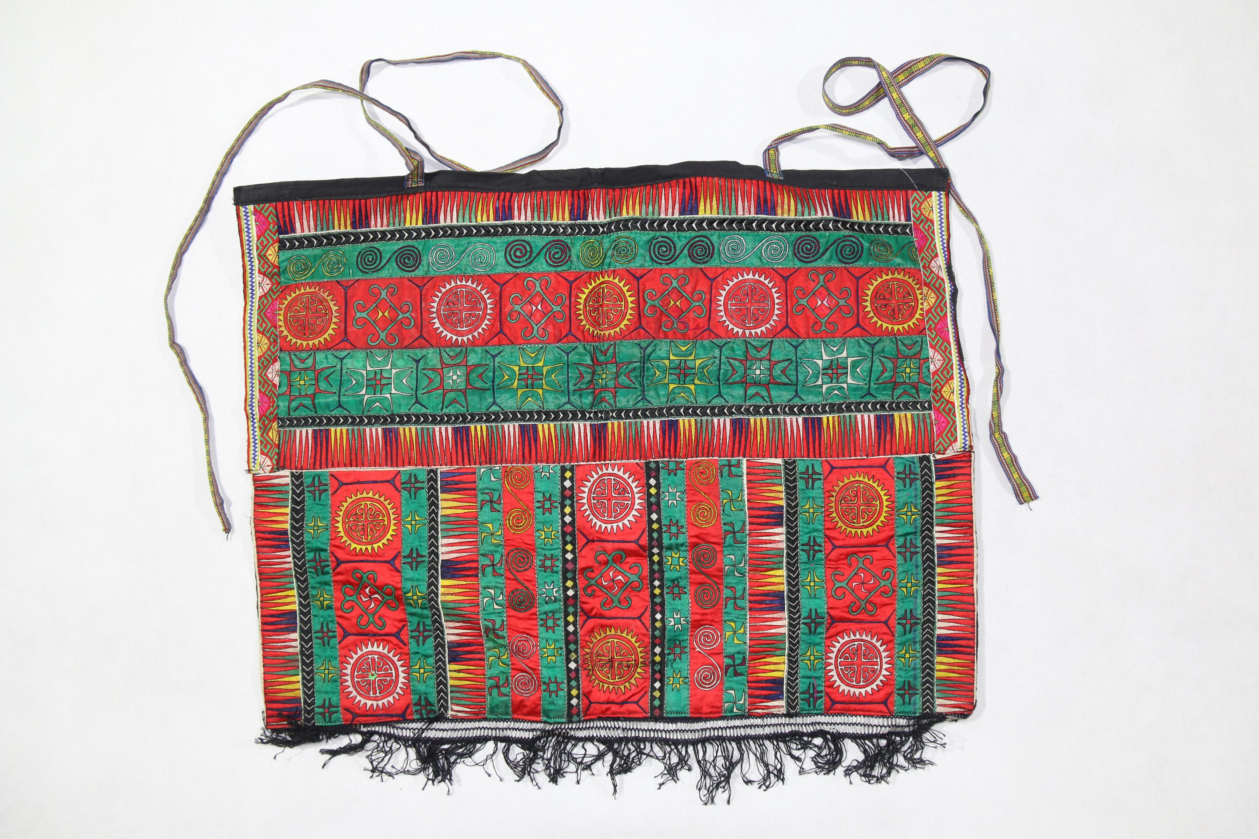 当代舟溪苗族剪片绣太阳纹围腰