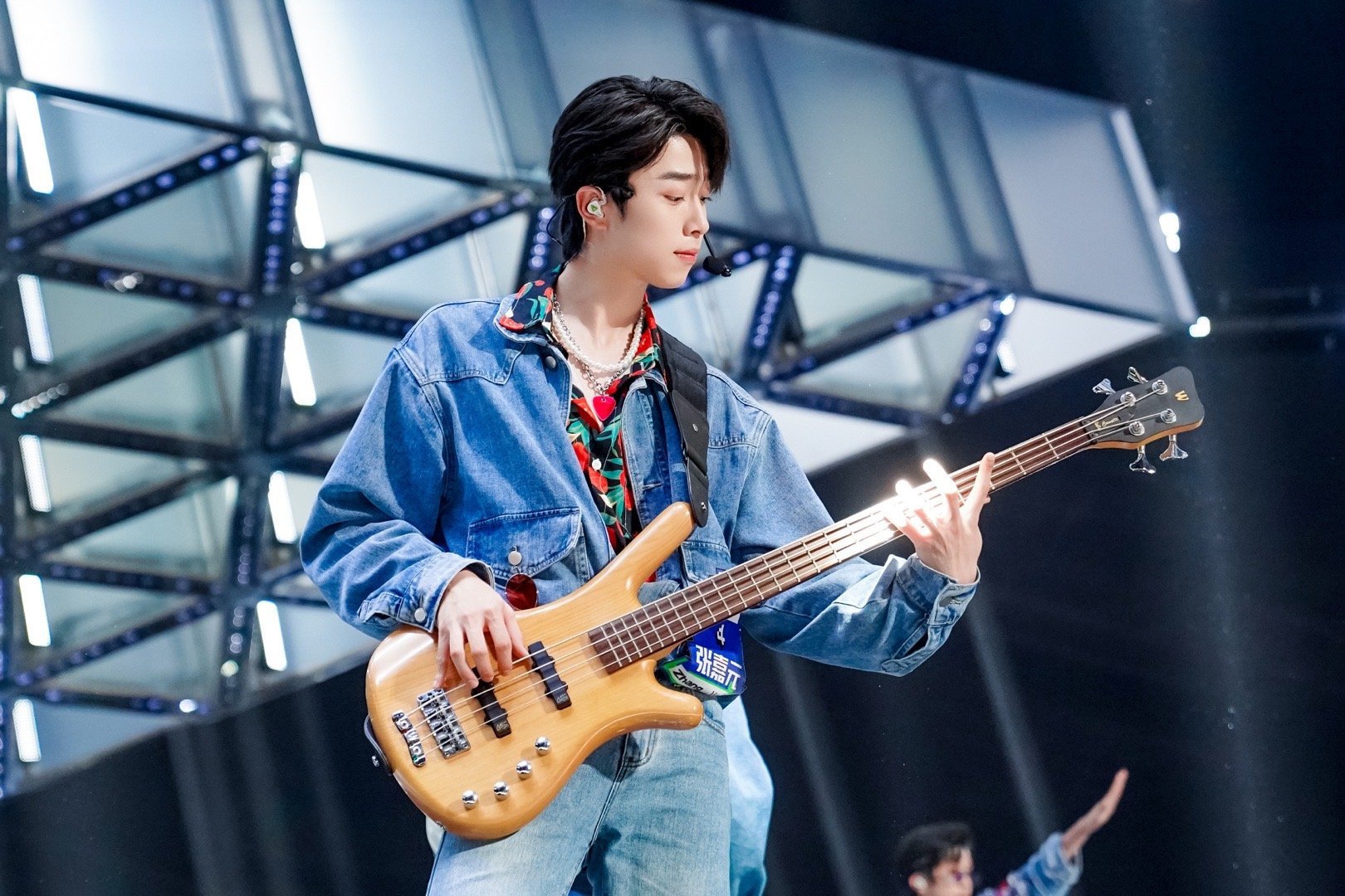 qsy">张嘉元,2003年1月8日出生于辽宁省营口市,中国内地男歌手,吉他手