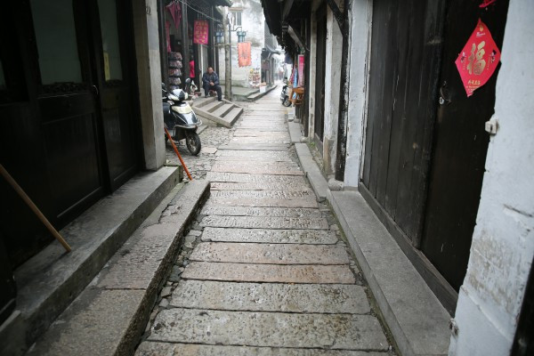  p>千灯石板街位于昆山市千灯镇,始建于南宋时期的石板街是华东地区