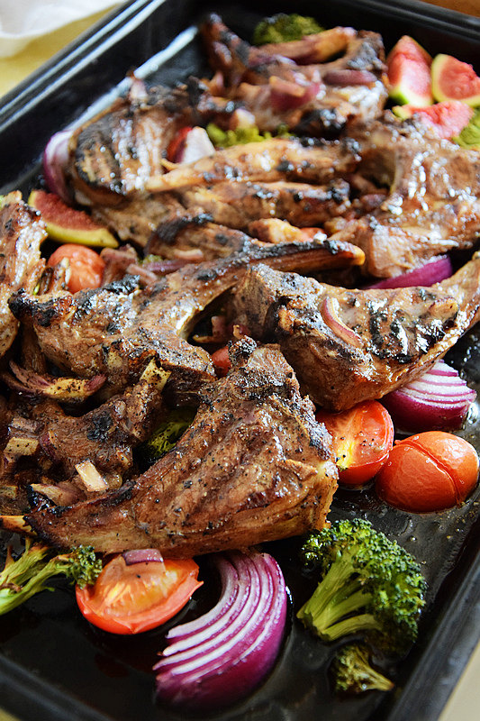  p>煎烤小羊排是一道由羊排,橄榄油等食材制成的食品. /p>