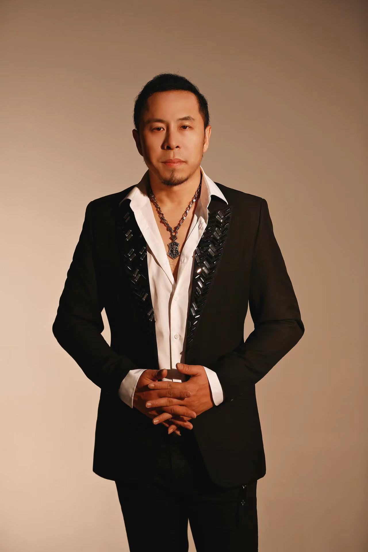  p data-id="gnwlzz2gr9">杨震,内地男歌手,辽宁抚顺人,出生于1983年2