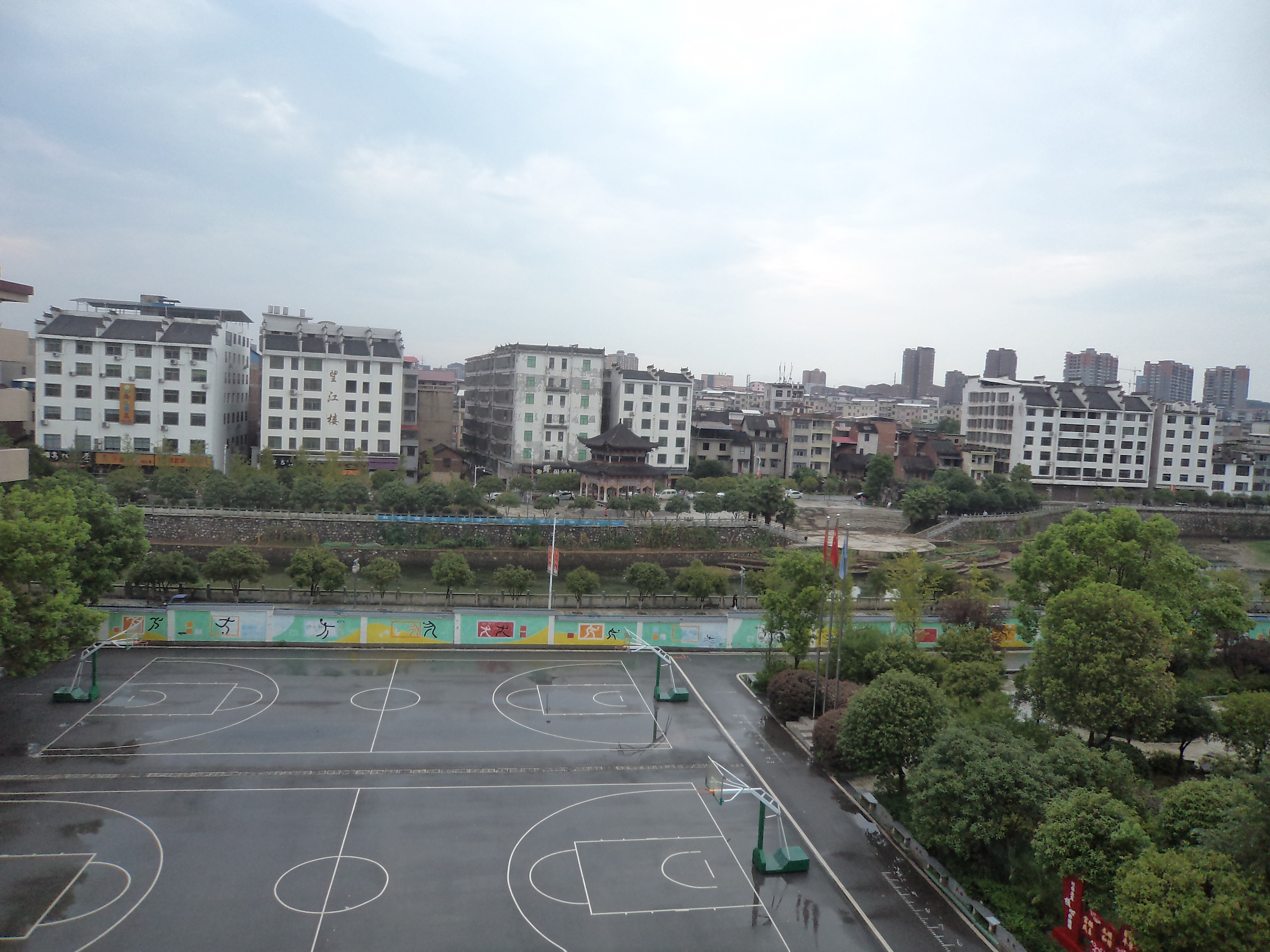  p>常宁市合江中学是省级重点中学 a href="#" data-lemmaid="5662158