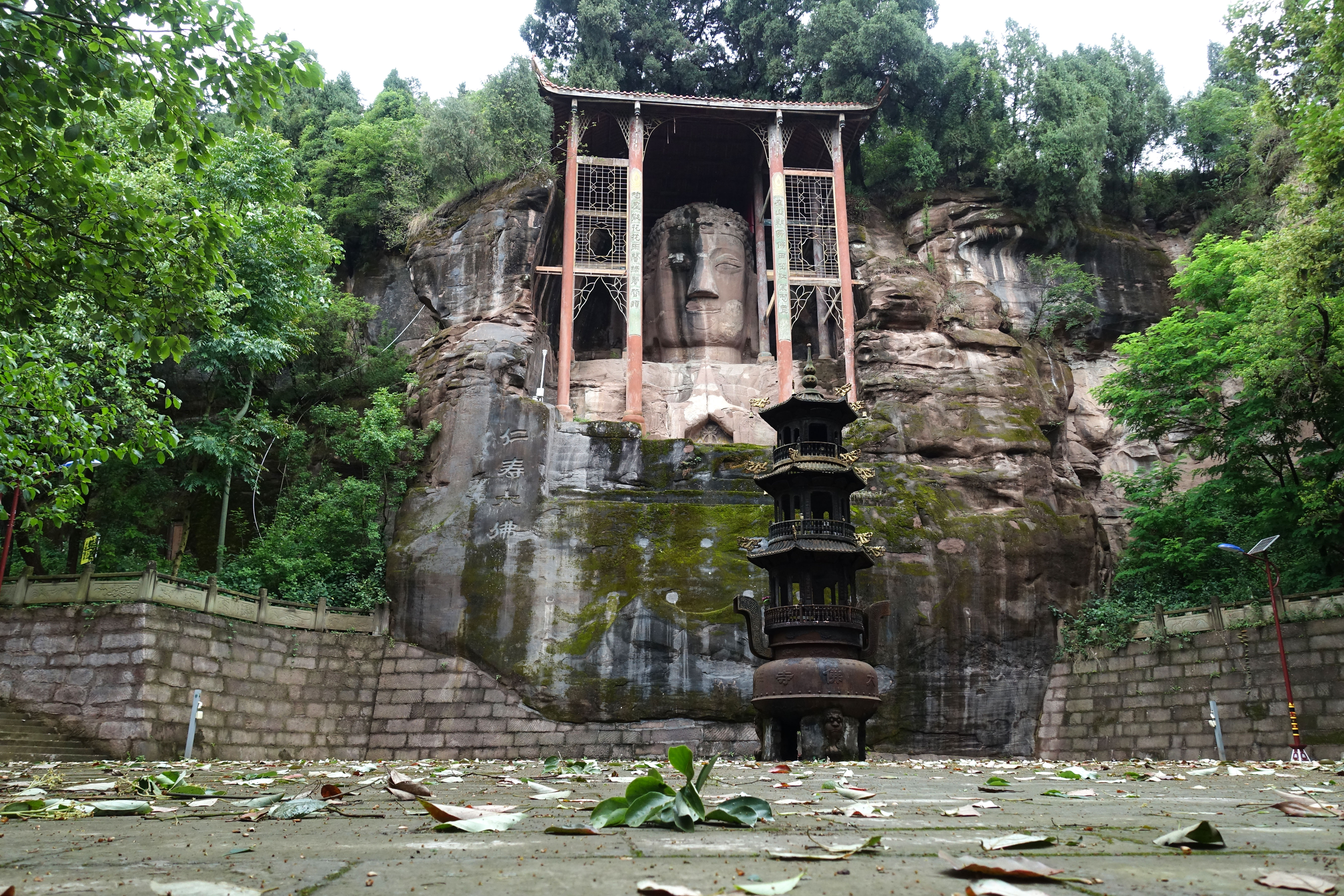  p>仁寿高家大佛位于仁寿县城东北35公里的高家镇鹰头村牛角寨,因此又