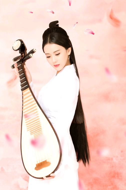 乔鹤,女,1990年出生于山西省太原市,毕业于中央音乐学院,中国青年琵琶