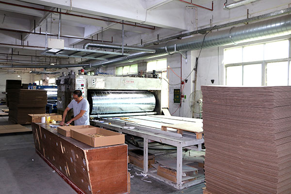 法定代表人谭明义,公司经营范围包括:生产:纸板,纸箱;销售:包装材料