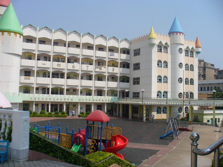  p>进贤县幼儿园是全县唯一一所直属公办幼儿园,创办于1950年,全园现