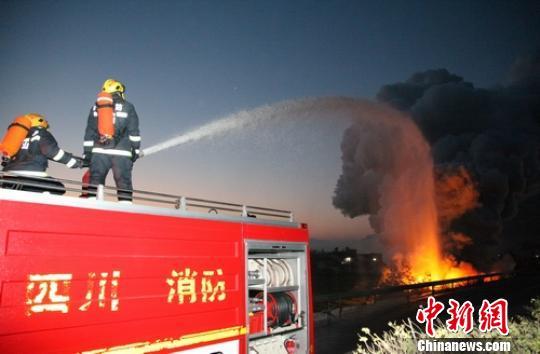 四川境内一黄磷车燃烧事故