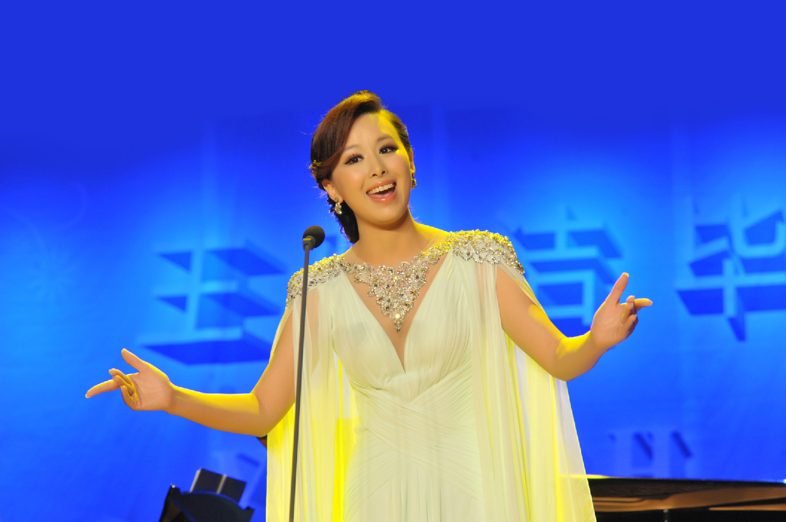  p data-id="gnwxjy7fnt">王雅洁,女,空政文工团优秀青年歌手,出生于