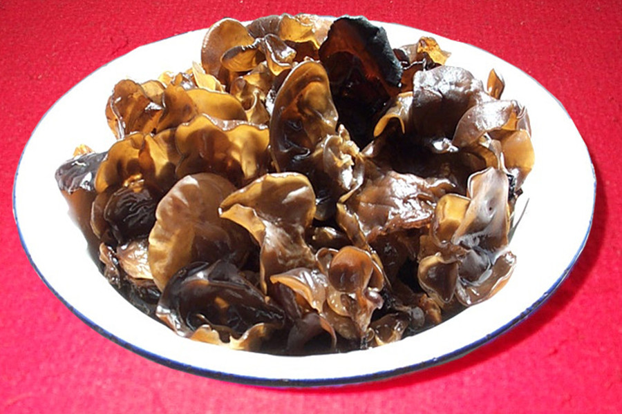  p>桑耳,中药名.为银耳科银耳属和木耳科木耳属可食用真菌的子实体.