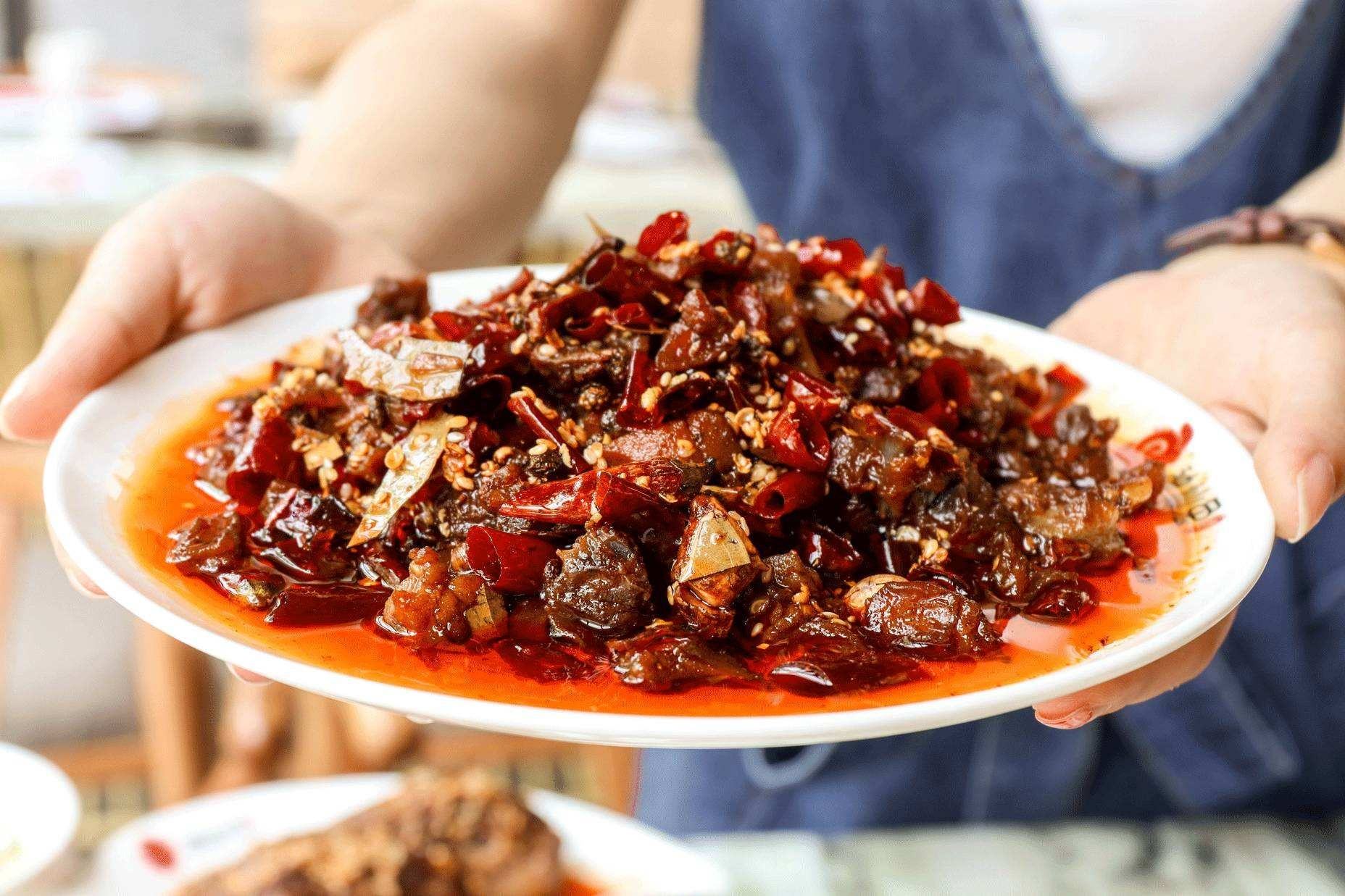 冷吃兔又名香辣兔,是自贡民间传统美食,迄今有百年历史,是自贡盐帮菜