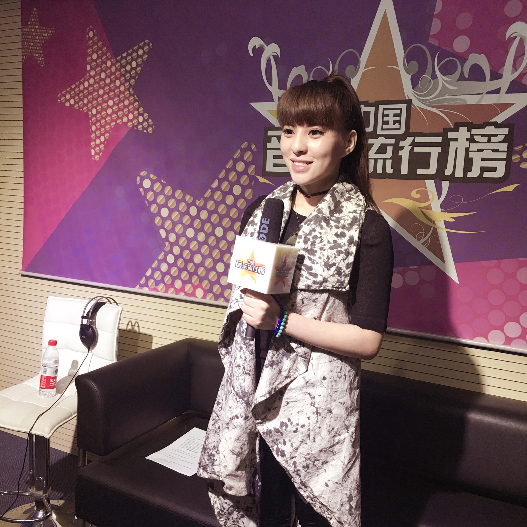  p>李邹珺(贝贝),1987年7月31日出生于湖北省武汉市,中国内地女歌手.