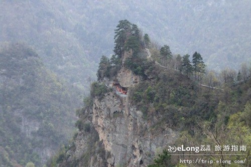  p>飞升崖一峰突起,三面绝壁,山脊上有一条小路直达峰巅,在此可览 a