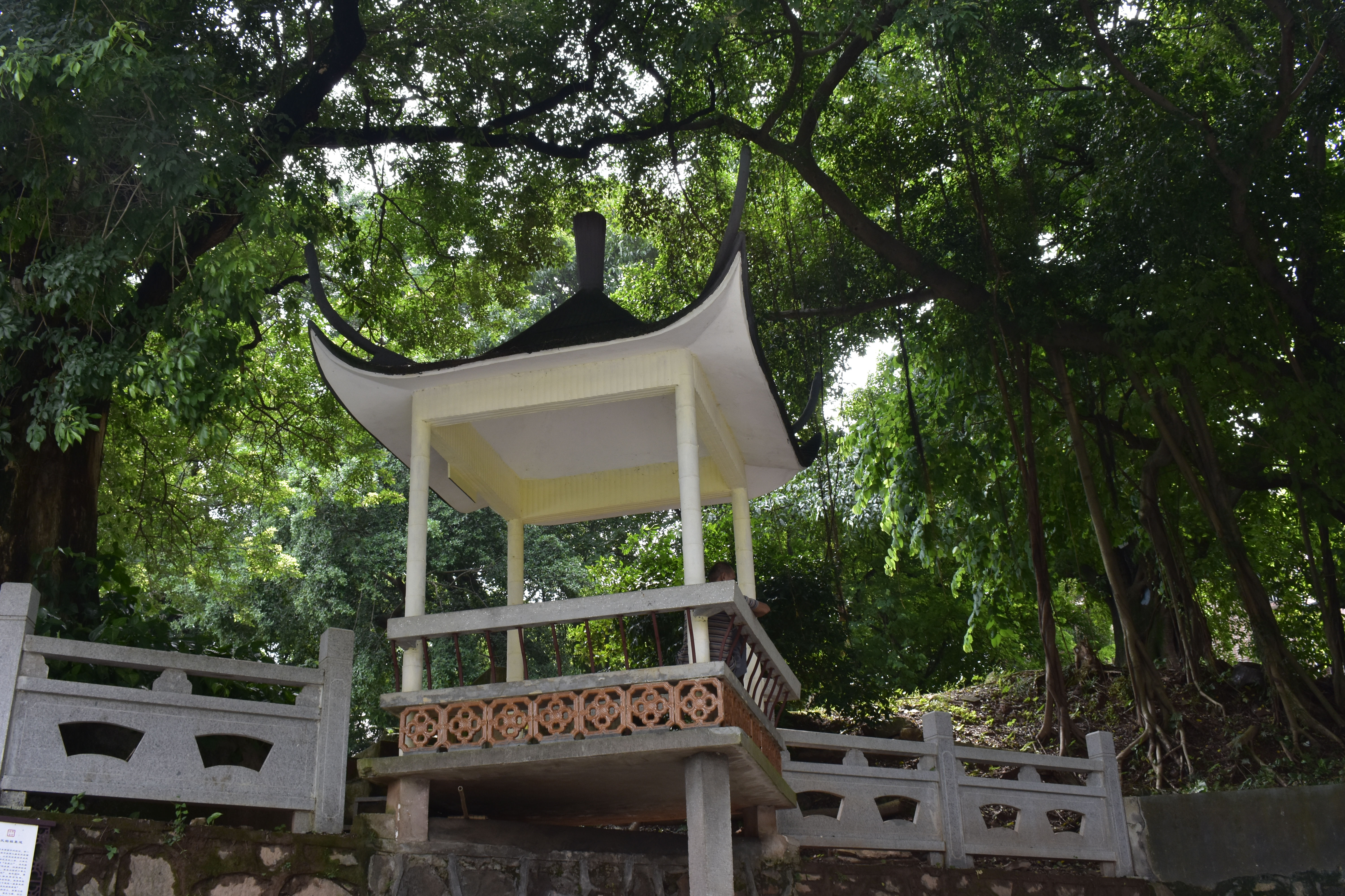  p>深井古村是广东省广州市黄埔区长洲街下辖村,广州保存得比较好的古