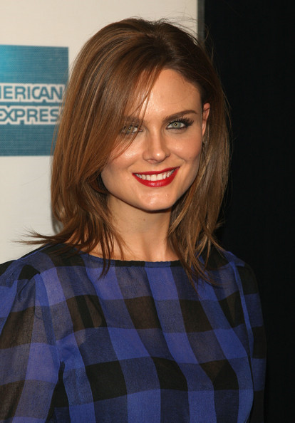  p>艾米丽·丹斯切尔 i>(emily deschanel) /i>,1976年10月11日出生于
