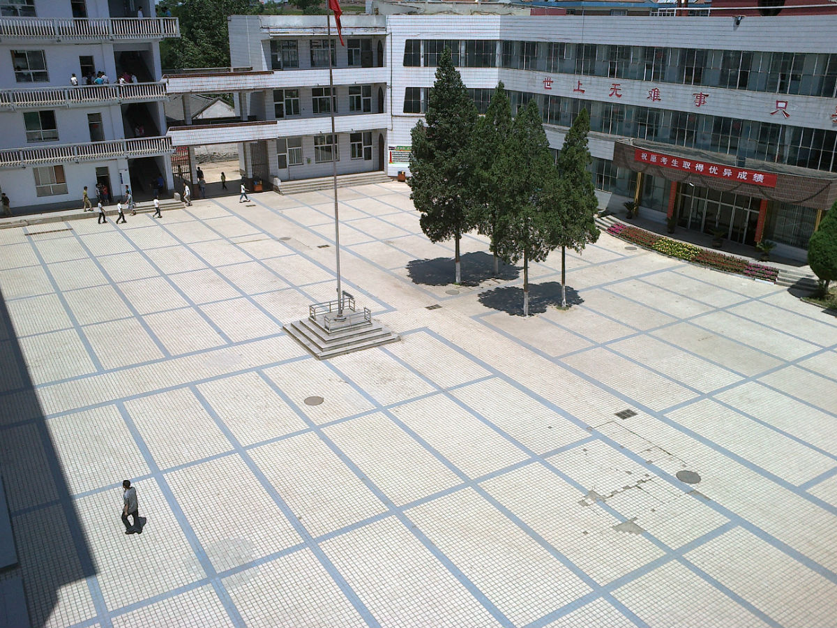 学校建校历史久远,人文底蕴深厚,桃李满天下,赞誉冠上党