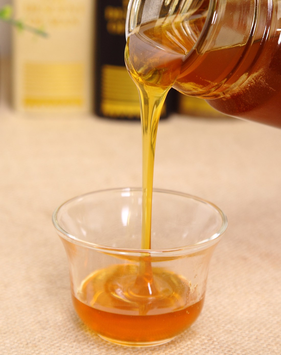 地区生产的上等蜂蜜,颜色为琥珀色,芳香清甜,带有清淡的荔枝花香味