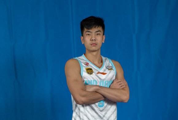 陈泽旭,中国篮球运动员,现在效力于长沙勇胜