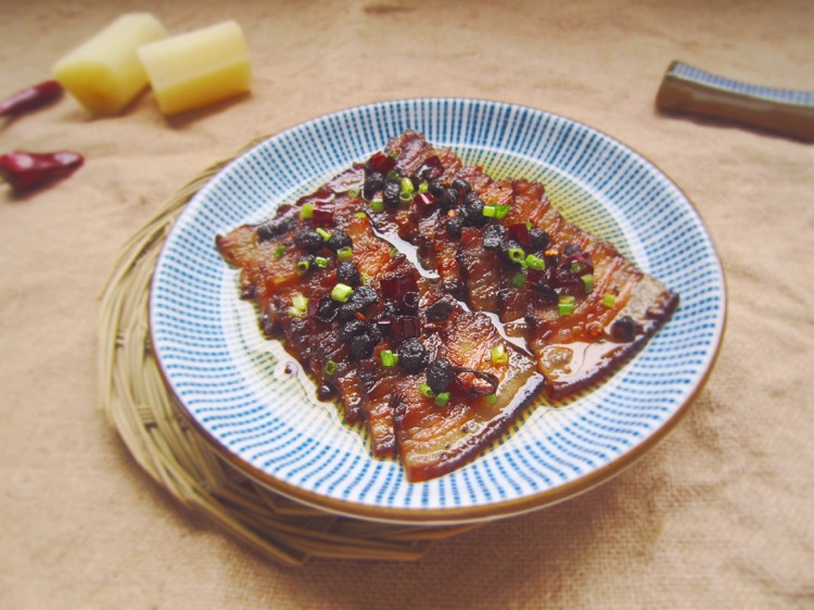  p>豆豉蒸腊肉是一道传统湘菜.主要食材是腊肉和豆豉. /p>