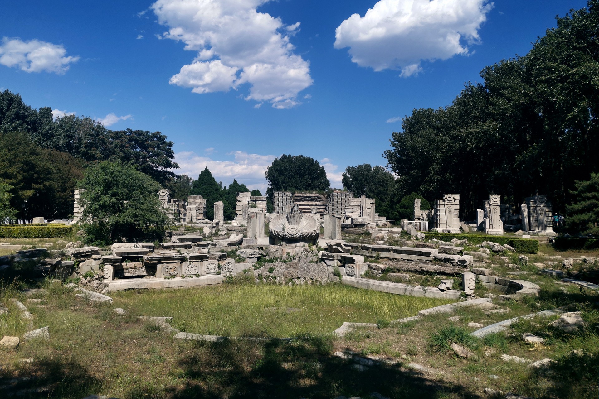  p>圆明园是中国清代大型皇家园林,位于北京市海淀区,始建于1707年(清