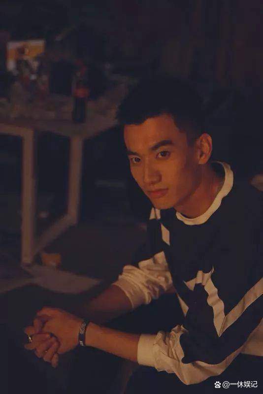 庞博：从小镇做题家到脱口秀大腕，他与董宇辉何其相似_百科TA说