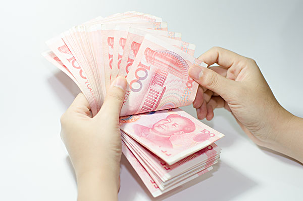 视频一开始,这位女子称要教大家一个数钱的方法,她将一沓人民币对折