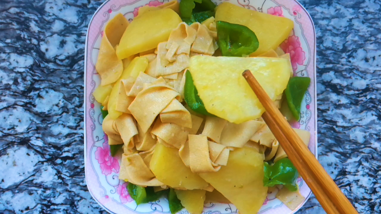 土豆片炖干豆腐